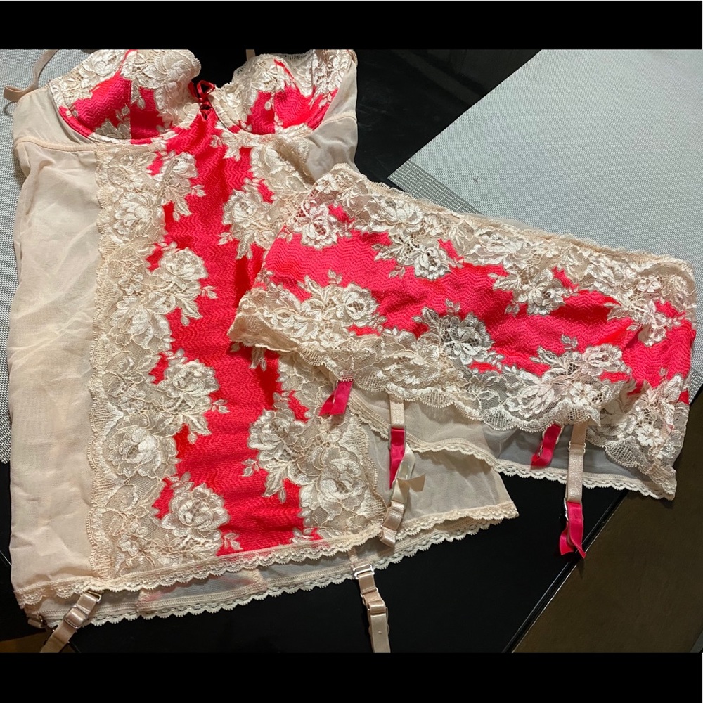NWT Victoria Secret lingerie set. Size